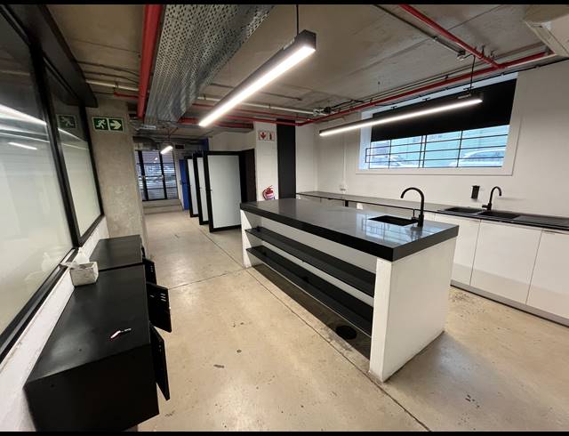 2,129M² BUSINESS TO LET IN WOODSTOCK